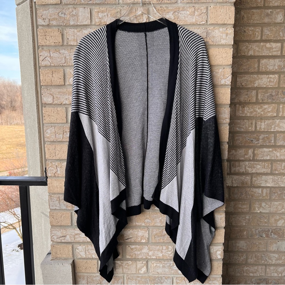 Lululemon Here for Serenity Wrap in 
Black / White / Silver Drop